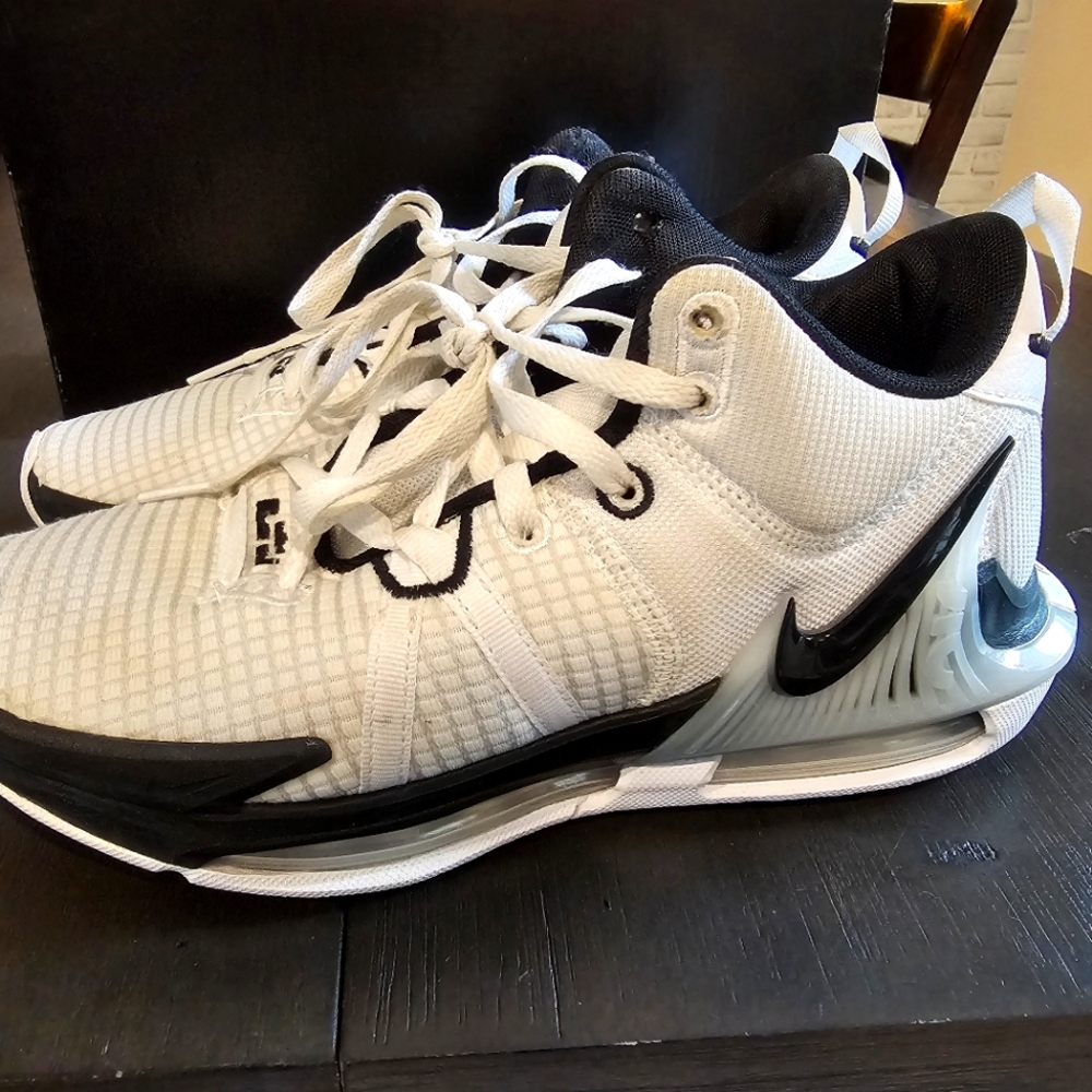 Like New White Nike LeBron Witness VII Basketball/Volleyball Shoes - Men's 8.5